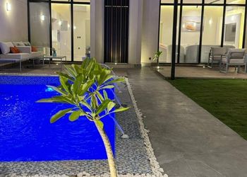 شاليه بمسطح اخضر وجلسة خارجية