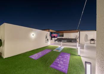 شقة بغرفتين نوم وجلسة خارجية