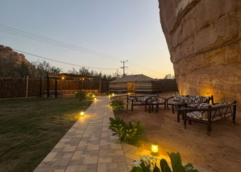 مزرعة محاطة بالجبال