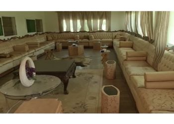 مزرعة بمسطحات خضراء وبيت شعر 
