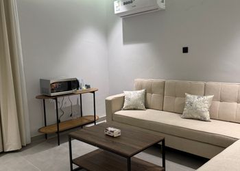 استديو بأثاث مريح وبسيط 