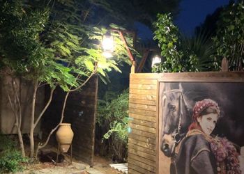 مزرعة بمسطح اخضر وجلسة خارجية