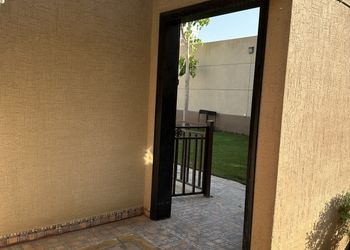شاليه بمسطح اخضر وجلسة خارجية 