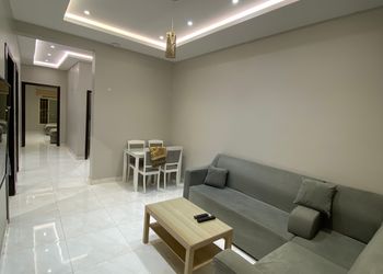 شقة بصالة وثلاث غرف نوم