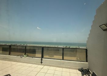 شقة بغرفة وجلسة خارجية قرب البحر