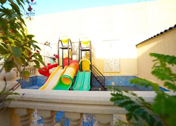 شاليه بألعاب مائية ومسبح