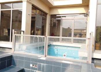استراحة بمسطح اخضر ومجالس