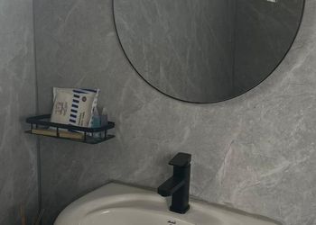شقة بغرفة النوم بأثاث مريح وبسيط