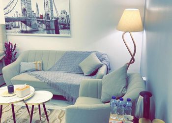 استديو بأثاث مريح وبسيط 