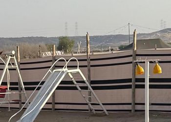 مخيم بألعاب أطفال