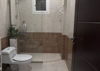 استديو بسرير ماستر وجلسة مريحة 