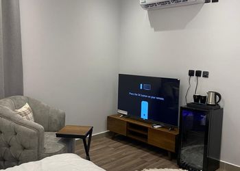 استديو بسرير ماستر وجلسه جانبيه