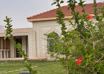 شاليه بصالة جلوس ومطسح اخضر