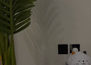 شقة بصالة مريحة وتصميم هادئ 