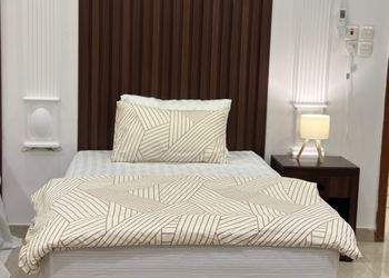 استديو بأثاث مريح وبسيط 