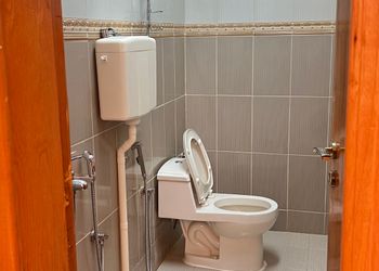 دور بثلاث غرف نوم ومجالس  
