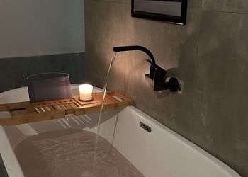 استديو بأثاث مريح وبسيط 