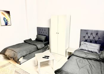 استديو بأثاث مريح وبسيط 