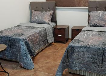 استديو بأثاث مريح وبسيط 