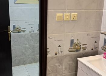 شقة بصالة واسعة وغرفتين نوم 