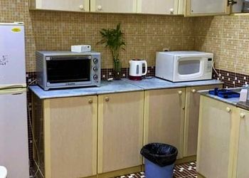 استراحة بجلسة مطلة على مسطح اخضر