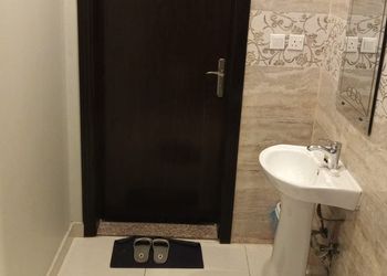 شقة بصالة جلوس وغرفتين نوم 