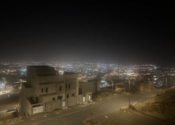 شقة بصالة جلوس وثلاث غرف نوم 