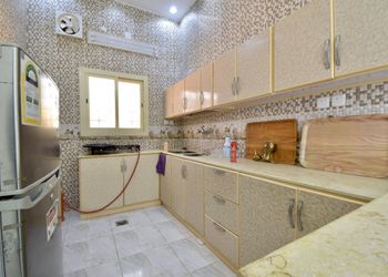 استراحة بملعب كرة طائرة وجلسة 