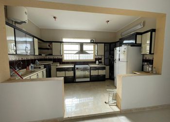 فيلا بصالة مطلة على مزرعة 