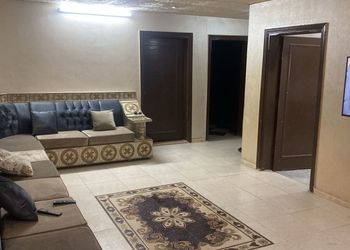 استراحة بجلسة خارجية ومسطح اخضر