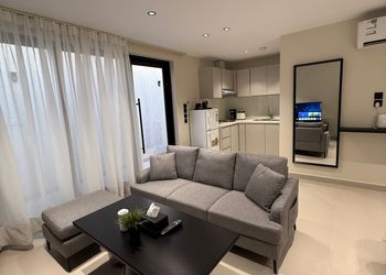 استديو بتصميم هادئ وأسرة مريحة 