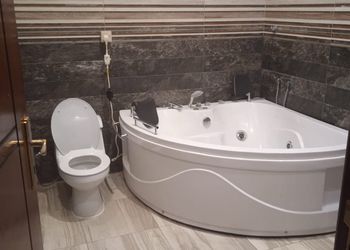 شاليه بجلسة تطل على مسبح خارجي 
