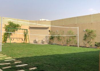شاليه بملعب كرة طائرة ومسبح