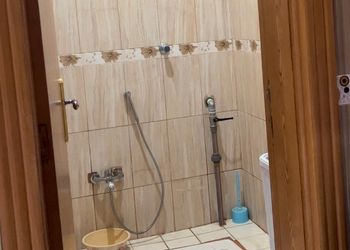 شاليه بمسطح اخضر وجلسة خارجية 
