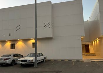 غرفة بسرير ماستر