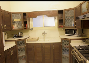 شاليه بمسطح اخضر وجلسة خارجية 