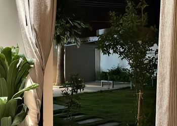 شاليه بمسطح اخضر وجلسة خارجية 