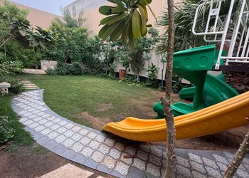 شاليه بمسبح خارجي ومجالس واسعة