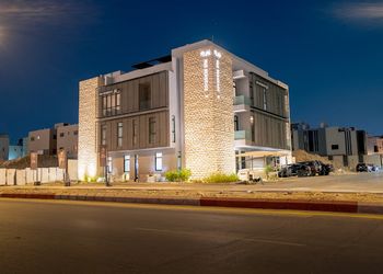 شقة بثلاث غرف نوم وصالة