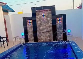 شاليه بألعاب مائية وصالة أنيقة 
