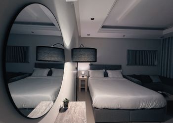 استديو بأثاث مريح وبسيط