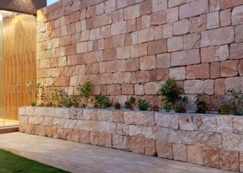 شاليه بمسطح اخضر ومجلس داخلي