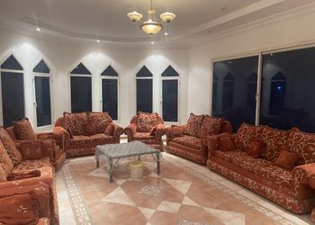 استراحة بجلسة مطلة على مسبح 