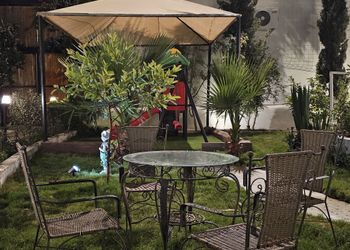 شاليه بمسطح اخضر وجلسة 