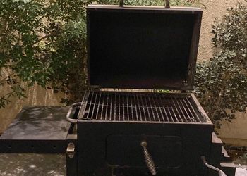 استراحة بمجالس ومسطحات خضراء