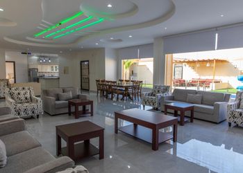 شاليه بمسطح اخضر ومسبح