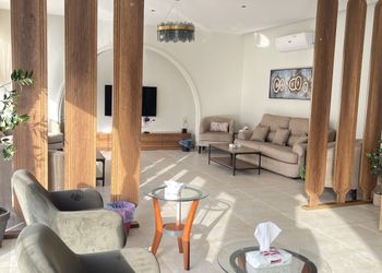 شاليه بمسطح اخضر وجلسة خارجيه