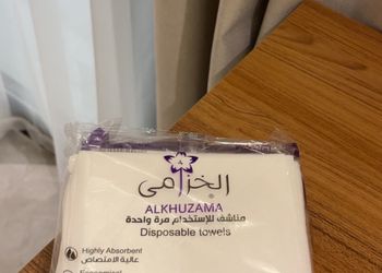شقة بصالة وثلاث غرف نوم
