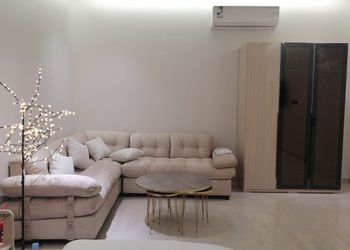 استديو بسرير ماستر وجلسة مريحة 