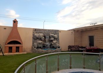 شاليه بمسطح اخضر وجلسة خارجية 